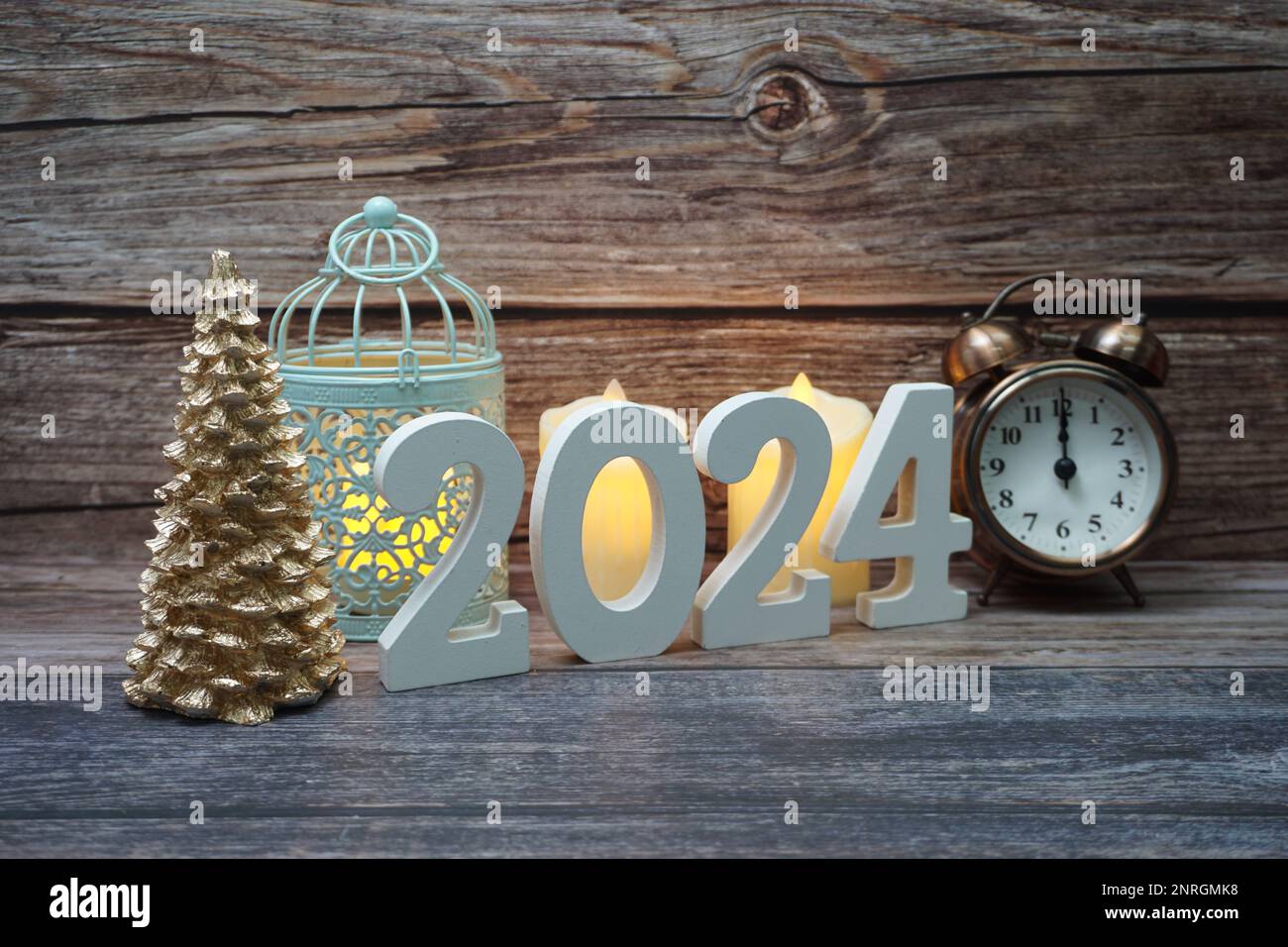 Feliz año nuevo 2024 y decoración navideña sobre fondo de madera