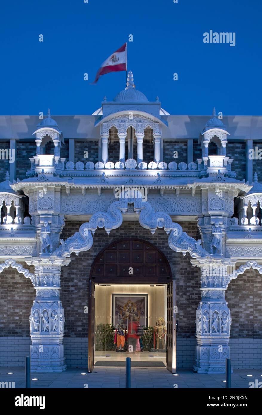 Vista general al anochecer. Shree Swaminarayan Mandir, Oldham, REINO UNIDO. Arquitecto: LTS Architects , 2022. Foto de stock