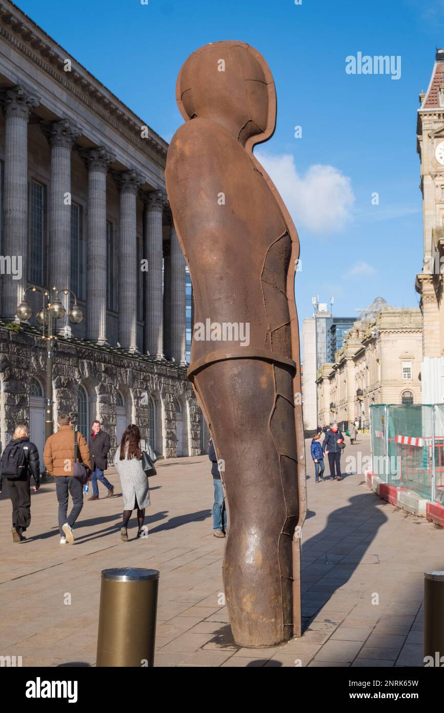 La escultura de Iron Man bt Antony Gormley se encuentra en Victoria Square, en el centro de Birmingham Foto de stock