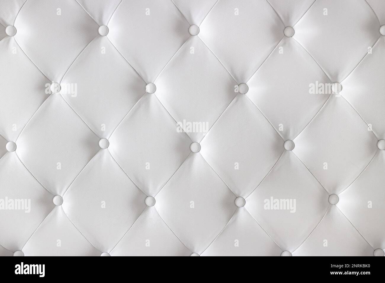Tapicería de cuero con patrón de diamante lujoso blanco con botones. Concepto de fondo. Cubierta de sofá de muebles. Foto de stock