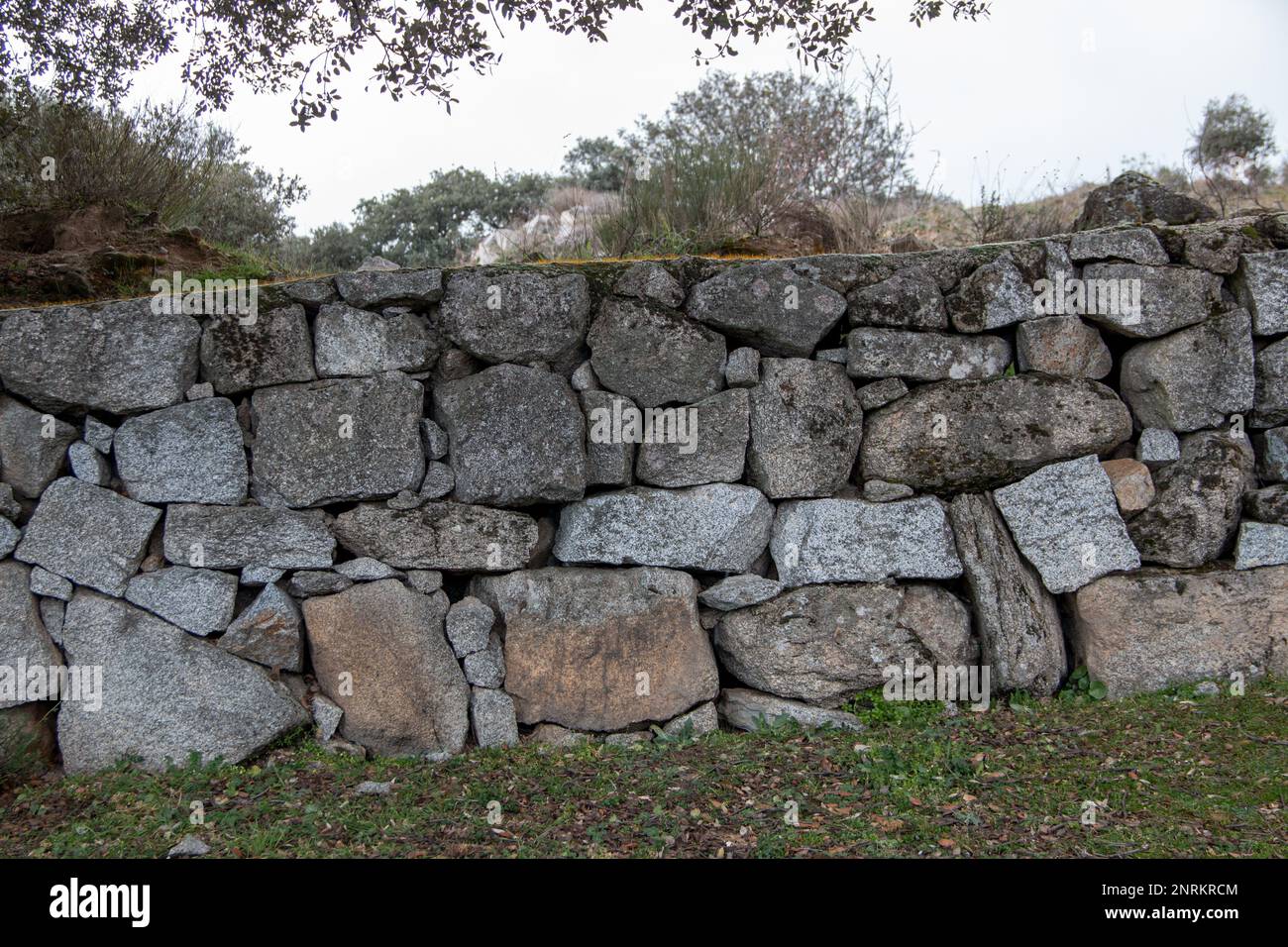 Muro em pedra de granito com junta seca Stock Photo