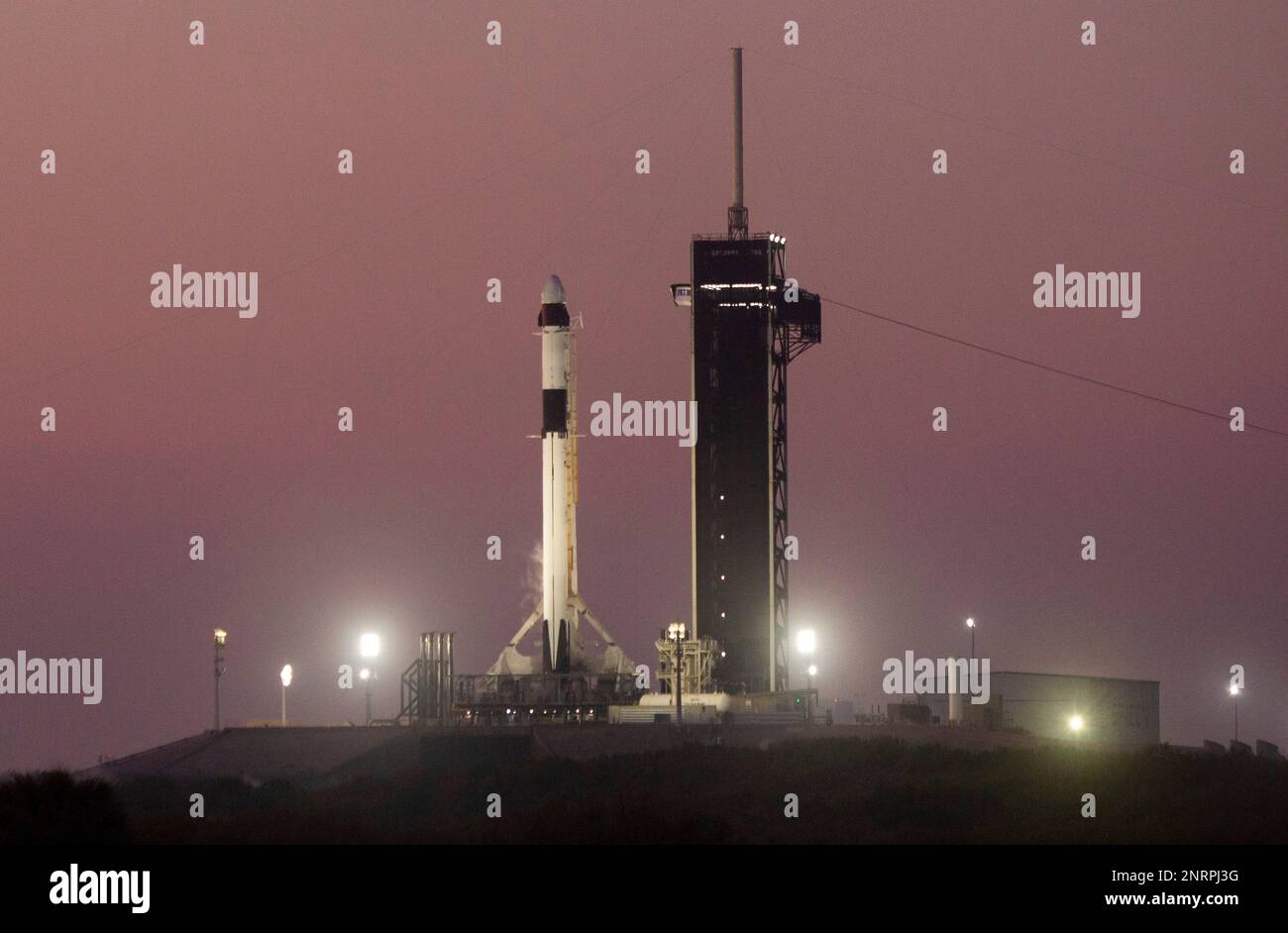 Amanecer rompe en el cohete SpaceX Falcon 9 que transporta la nave espacial Crew Dragon mientras está preparado para su lanzamiento en la plataforma de lanzamiento 39A en el Centro Espacial Kennedy, el 24 de febrero de 2023 en Cabo Cañaveral, Florida. La sexta misión de tripulación comercial de SpaceX a la Estación Espacial Internacional está llevando a los astronautas Andrey Fedyaev de Roscosmos, Woody Hoburg, y Stephen Bowen, de la NASA, y Sultan Alneyadi de los Emiratos Árabes Unidos. Crédito: Joel Kowsky/NASA/Alamy Live News Foto de stock