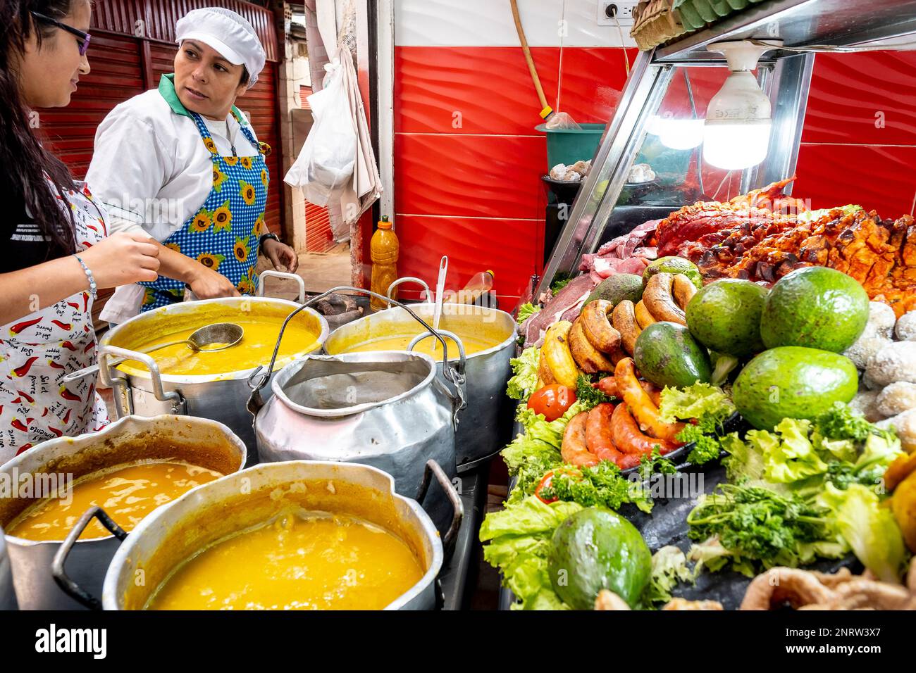 La mujer cocina, restaurante típico colombiano, la gastronomía, la