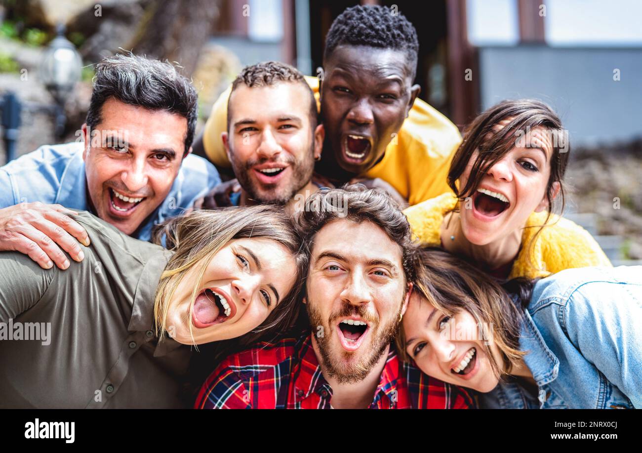 Hombres y mujeres multiculturales que toman selfie al aire libre en humor divertido de la fiesta - concepto de estilo de vida de rango de edad mezclado con jóvenes personas hipster multiétnicas havi Foto de stock