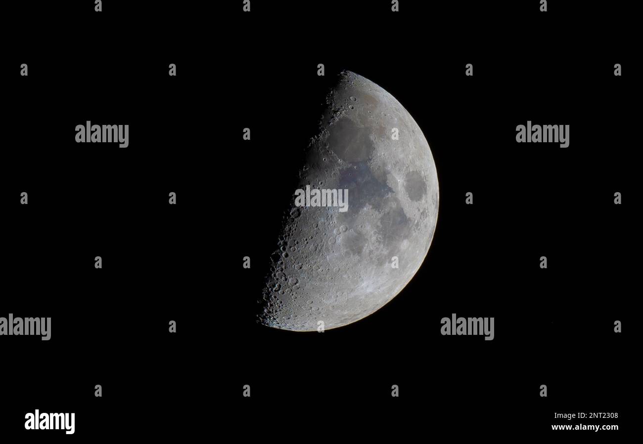 La fase del primer cuarto de Luna el 27 de febrero de 2023, cuando la mitad está iluminada por el sol y la otra mitad en la sombra. Foto de stock