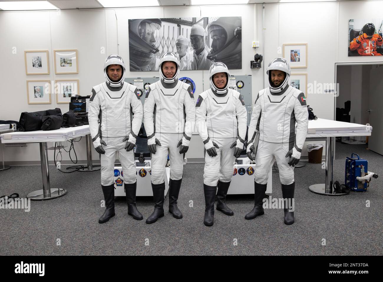 Cabo Cañaveral, Estados Unidos de América. 23 de febrero de 2023. Astronautas de la izquierda; Andrey Fedyaev de Roscosmos, Woody Hoburg, y Stephen Bowen, de la NASA, y Sultan Alneyadi de los Emiratos Árabes Unidos posan juntos después de prepararse en el edificio de Checkout del Centro Espacial Kennedy, el 26 de febrero de 2023 en Cabo Cañaveral, Florida. La misión SpaceX Crew-6 de la NASA a la Estación Espacial Internacional fue limpiada después de que se detectara un problema con el sistema de tierra TEA-TEB retrasando el lanzamiento hasta marzo de 2nd. Crédito: Kim Shiflett/NASA/Alamy Live News Foto de stock