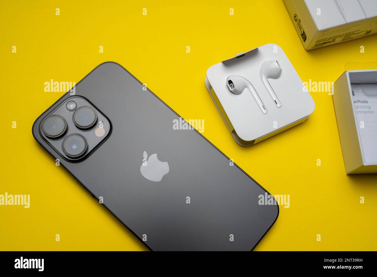 Apple lanza un nuevo iPhone 14 de color amarillo