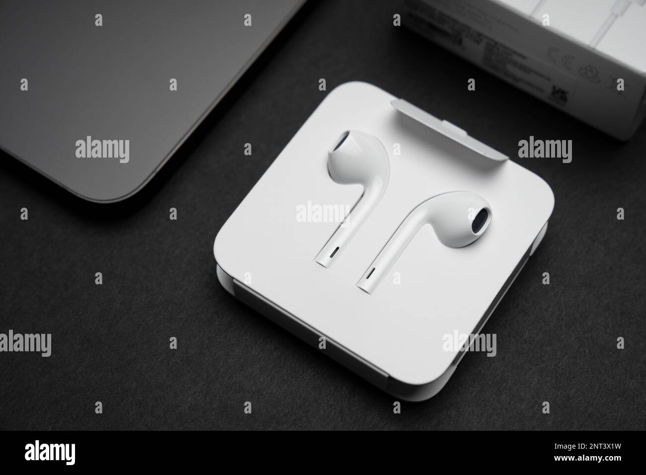 Nuevo iPhone 14 pro max y Apple EarPods, auriculares AirPods blancos para  escuchar música y podcasts en una caja abierta. Aislado sobre fondo blanco.  Cogollo Fotografía de stock - Alamy
