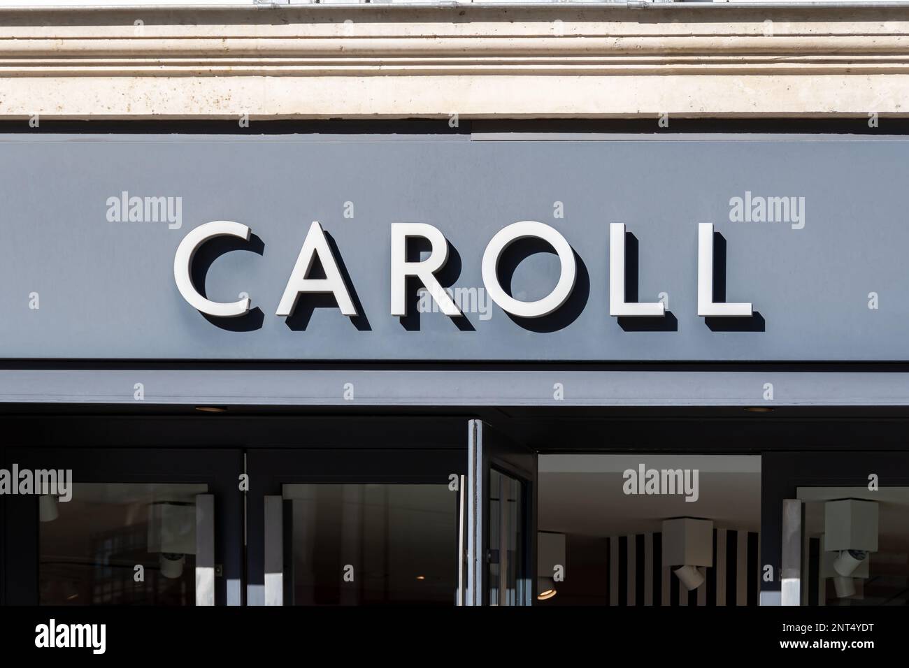 Cartel comercial de una boutique de Caroll, empresa francesa de moda y accesorios para mujer Fotografía de stock - Alamy