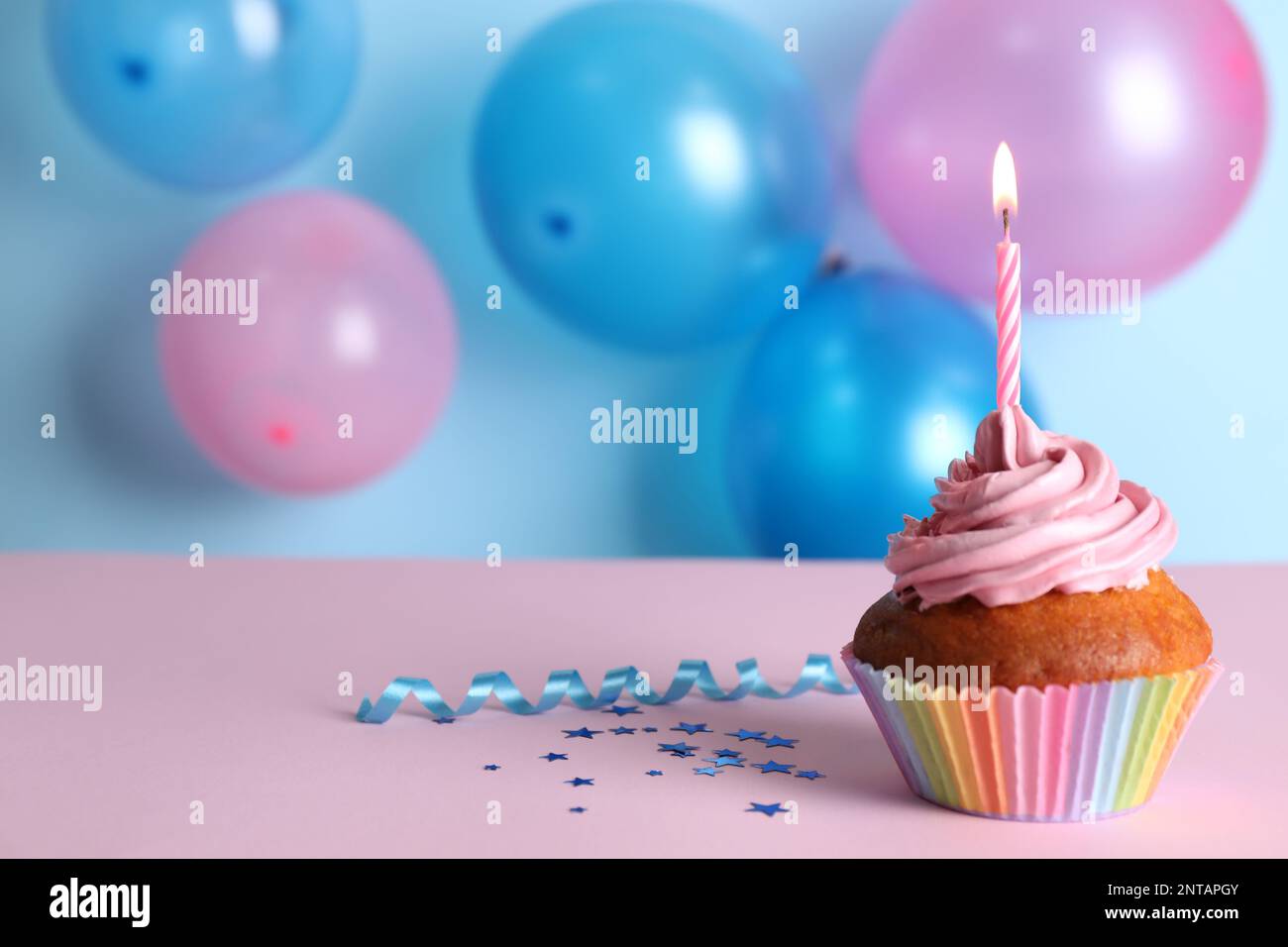 Colorida fiesta de cumpleaños feliz poster plantilla con pastel, globos  elementos Imagen Vector de stock - Alamy