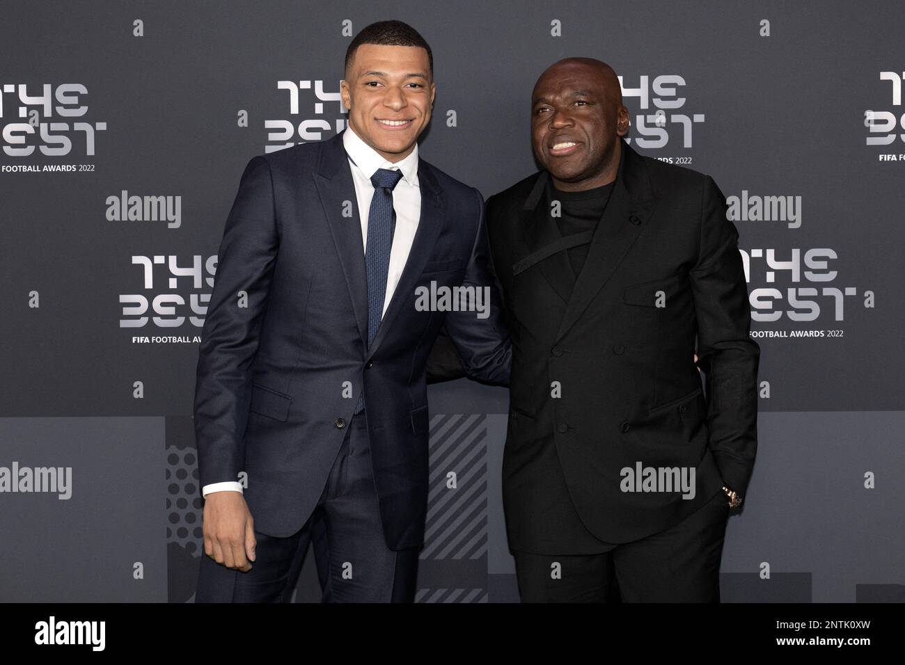 Kylian Mbappe del PSG y su padre Wilfried Mbappe llegan a la ceremonia de  los Premios al Mejor Fútbol de la FIFA, el 27 de febrero de 2023 en París,  Francia Foto