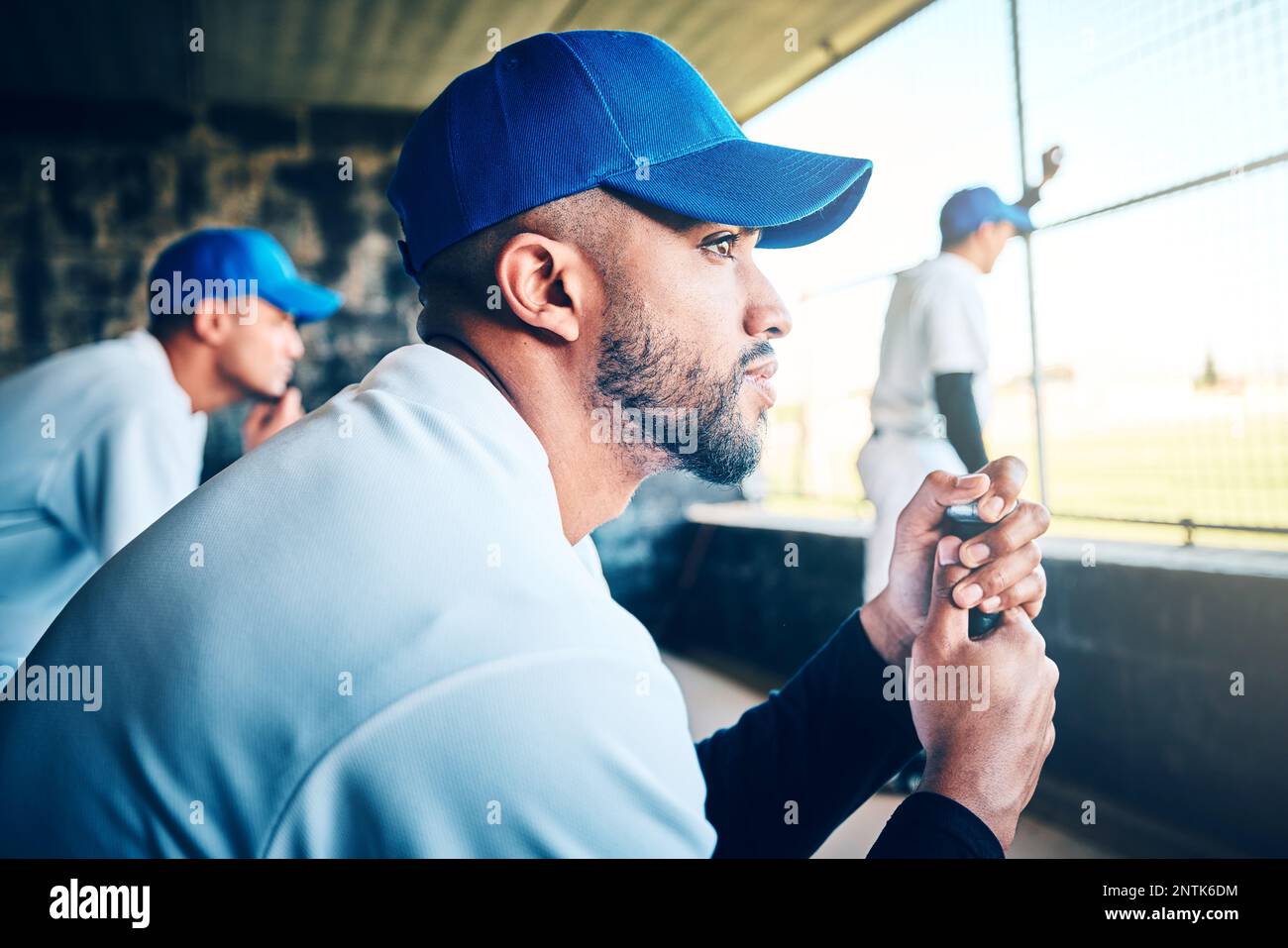 Perfil del jugador de béisbol, dugout del estadio y entrenamiento