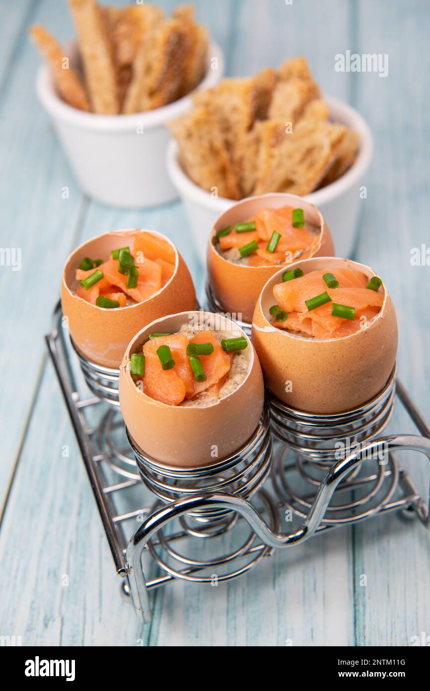 Receta Cazuela de huevos cocidos en la cáscara con salsa de crema de  champiñones y salmón ahumado Fotografía de stock - Alamy