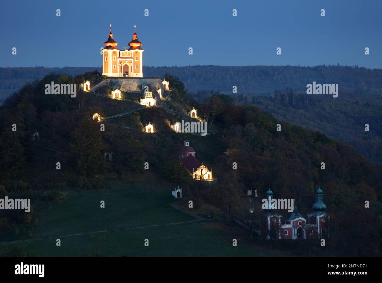 Eslovaquia - Calvario en Banska Stiavnica por la noche Foto de stock