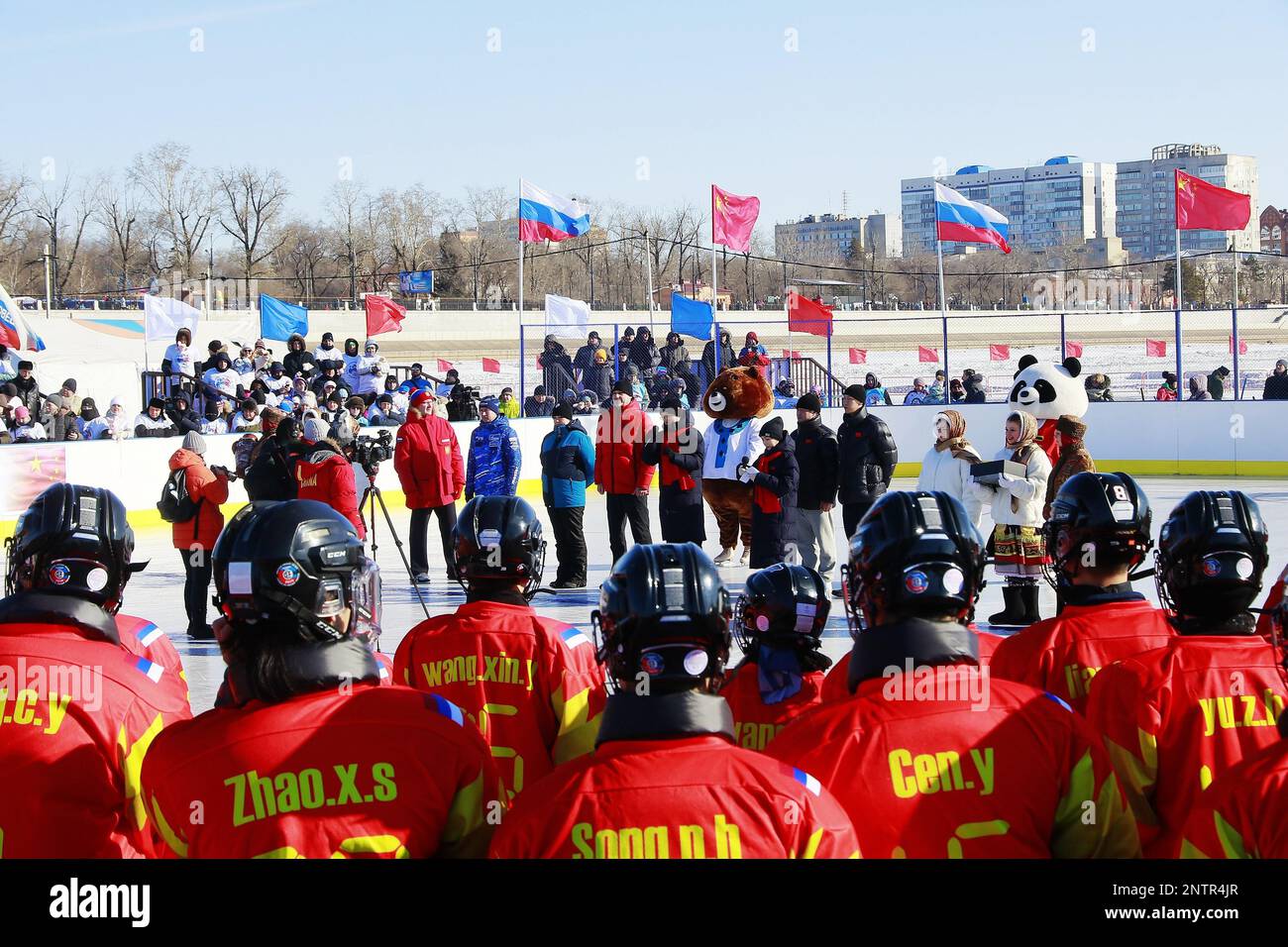 Un amistoso partido de hockey sobre hielo chino-ruso se jugó en el congelado  río Heilongjiang en la ciudad de Heihe, en la provincia de Heilongjiang, al  noreste de China, el 25 de