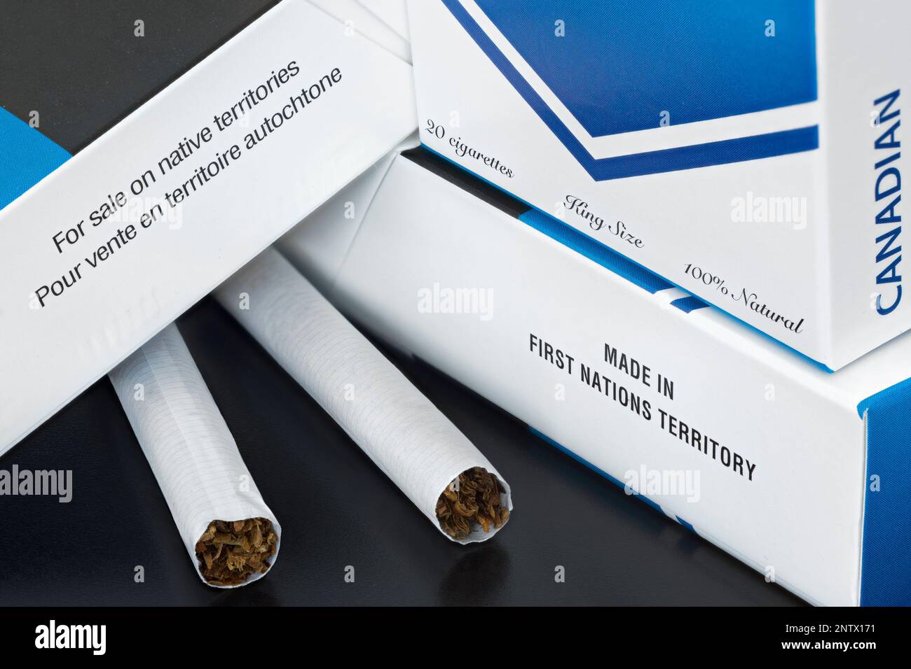 Cigarrillos canadienses y paquetes de cigarrillos hechos en territorio nativo de las Primeras Naciones Foto de stock