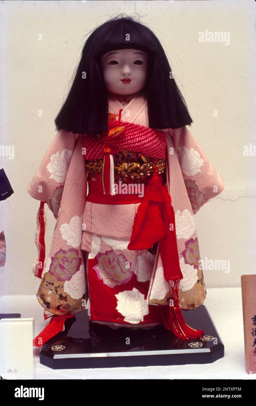 Las muñecas japonesas son un elemento esencial de la cultura de la nación,  incluso hay festival dedicado a ellos cada primavera! Conocidos en japonés  como ningyo, o forma humana, vienen en muchas