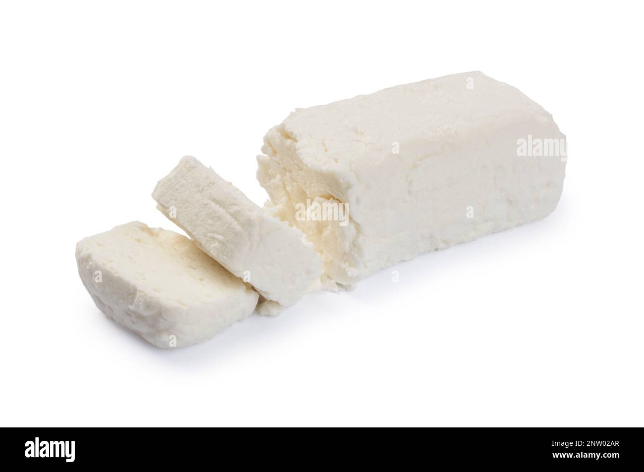 Tiro de estudio de queso de cabra cortado contra un fondo blanco - John Gollop Foto de stock