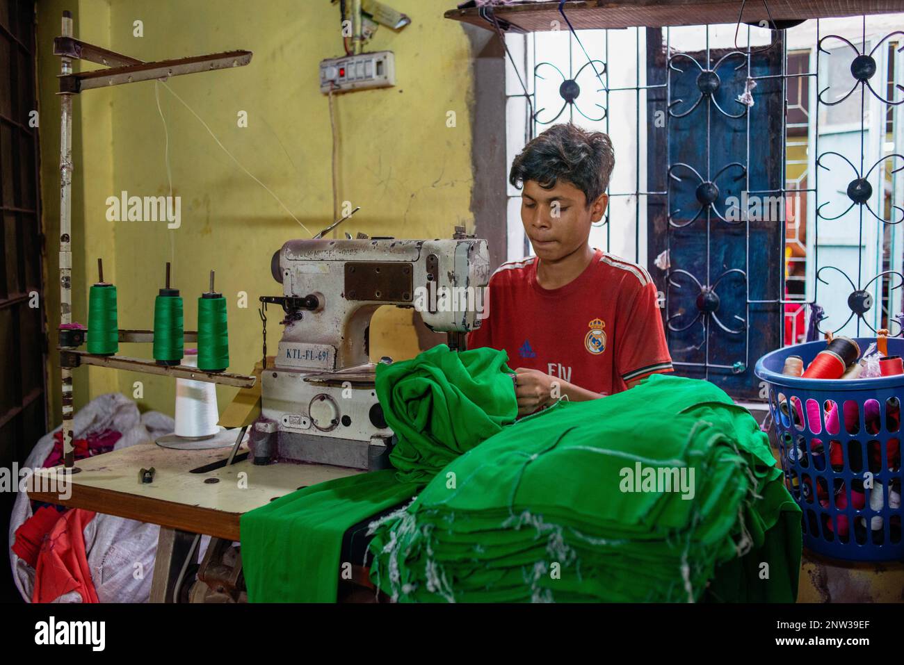 Un niño que trabaja en una fábrica local de ropa (RMG). El trabajo infantil  está restringido en los sectores de RMG, pero se ve a los niños trabajando  en muchas fábricas locales
