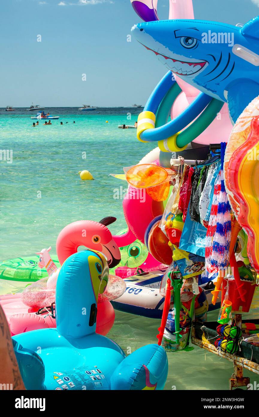 Juguetes inflables de playa fotografías imágenes alta resolución -
