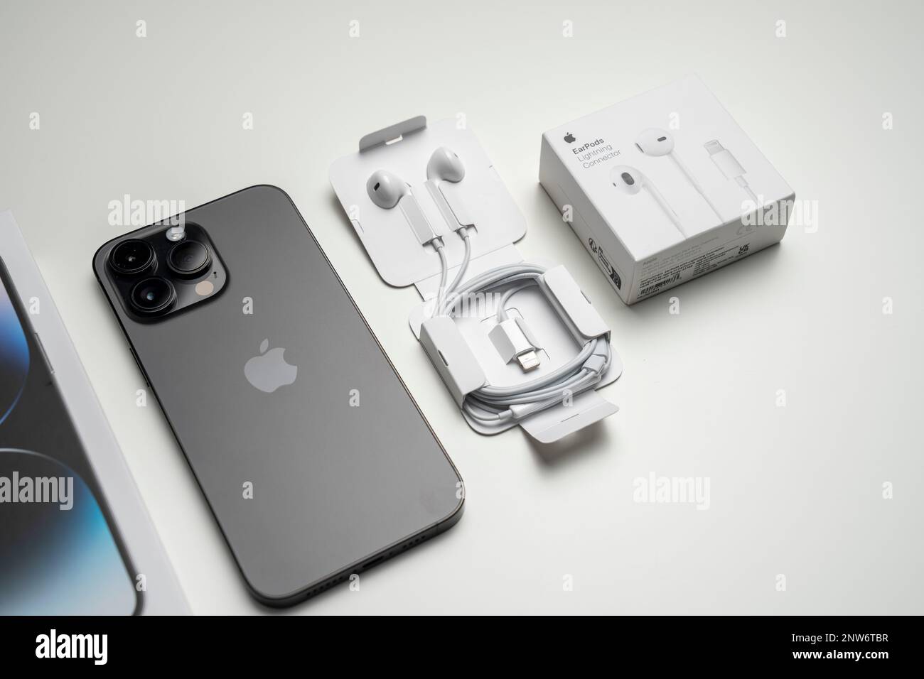 Nuevo iPhone 14 pro max y Apple EarPods, auriculares AirPods blancos para  escuchar música y podcasts en una caja abierta. Aislado sobre fondo blanco.  Cogollo Fotografía de stock - Alamy