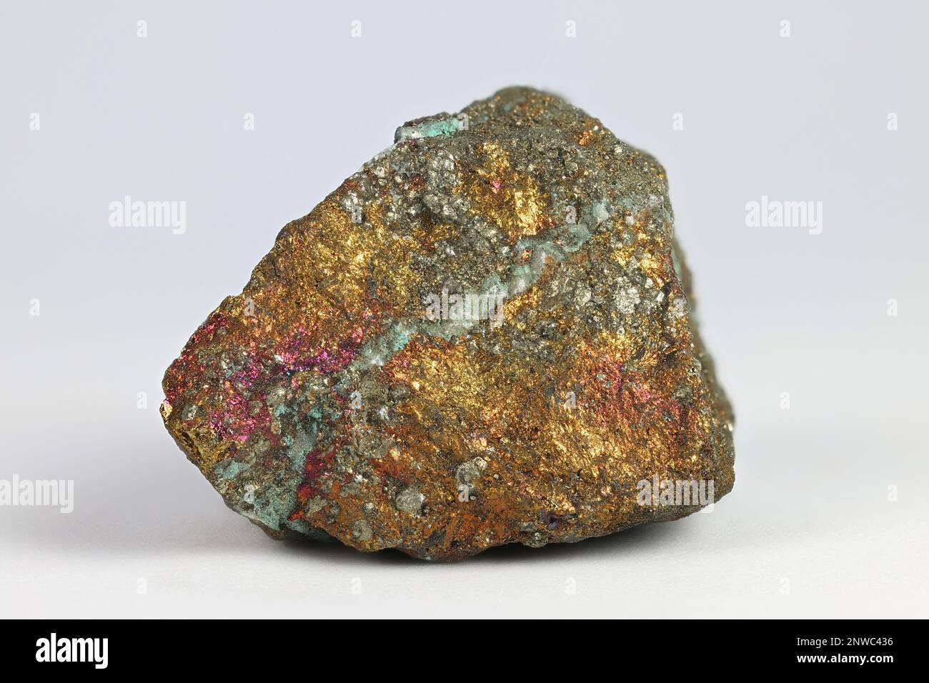 Mineral de cobre colorido. Este es el sulfuro de cobre llamado Chalcopyrite, Foto de stock
