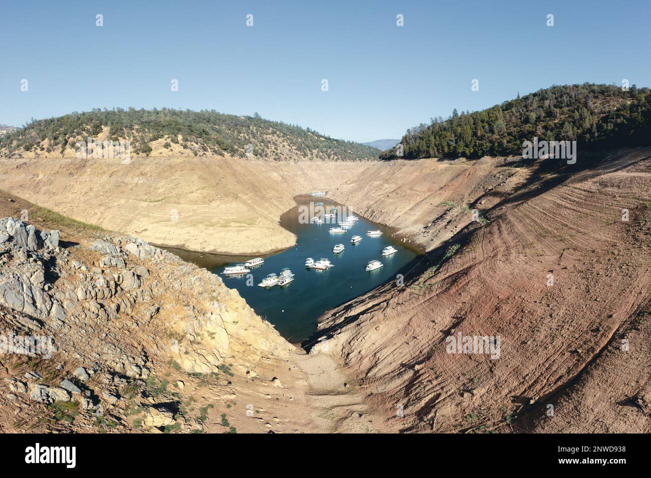 Las casas flotantes se encuentran en aguas bajas en el lago Oroville, uno de los embalses más grandes de California, mientras los niveles del lago se hunden a niveles récord, 200 pies por debajo de lo normal. Foto de stock