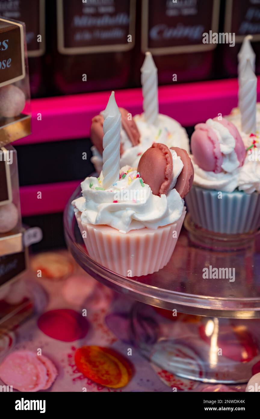 Surtido de pasteles dulces frescos al horno francés, cupcakes de rosa con  velas en exhibición en la tienda de confitería, traducción al inglés:  Galletas de rosas de nueces Fotografía de stock -