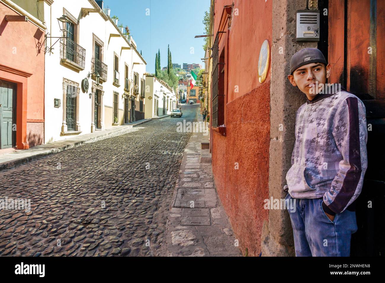 San Miguel de Allende Guanajuato México,Centro Histórico Centro Histórico,Calle Hospicio,ladera,calle adoquinada,casas residencias coloniales Foto de stock