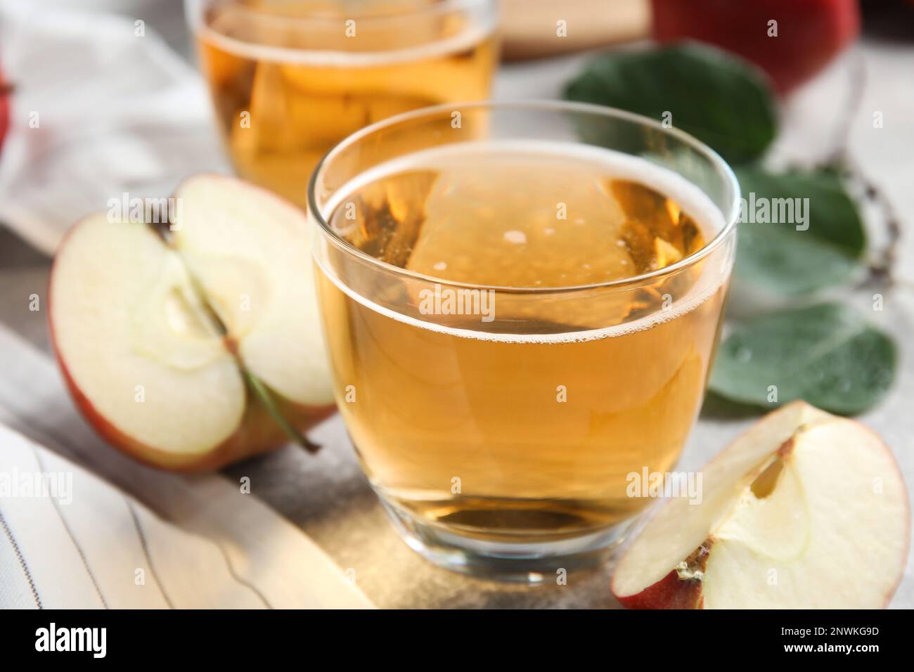 Deliciosa sidra y manzana madura en la mesa, primer plano Foto de stock