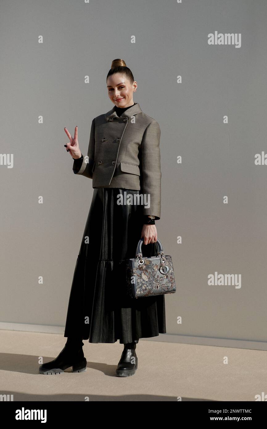 Olivia Palermo llega al desfile Dior OtoñoInvierno 20232024