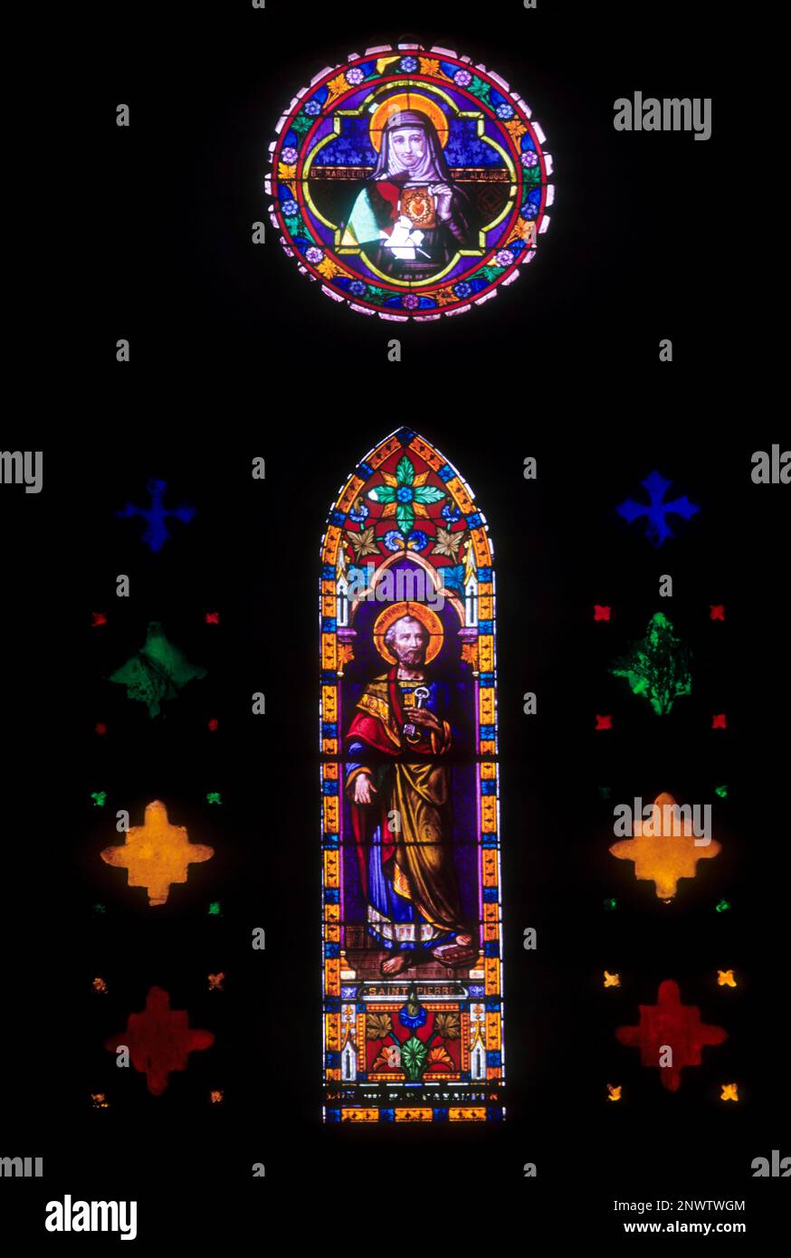 Vidrieras en la Basílica del Sagrado Corazón de Jesús en Puducherry