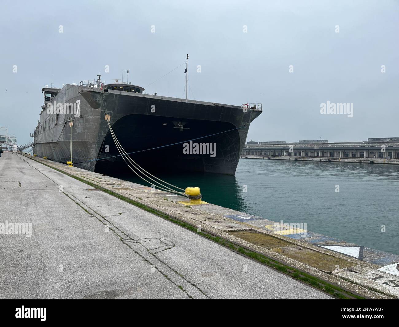 230106-N-EX134-1001 - USNS Carson City (T-EPF 7), buque expedicionario de transporte rápido del Comando de Transporte Marítimo Militar (MSC), Puerto de Venecia, enero de 5. El barco está actualmente desplegado en los Estados Unidos Sexta Flota de área de operaciones. MSC en general opera aproximadamente 125 buques auxiliares navales con tripulación civil que reabastecen a EE.UU Los buques de la Armada, las preposiciones estratégicas combaten la carga en el mar y mueven la carga militar y los suministros utilizados por las fuerzas estadounidenses desplegadas y los socios de la coalición en todo el mundo. Foto de stock