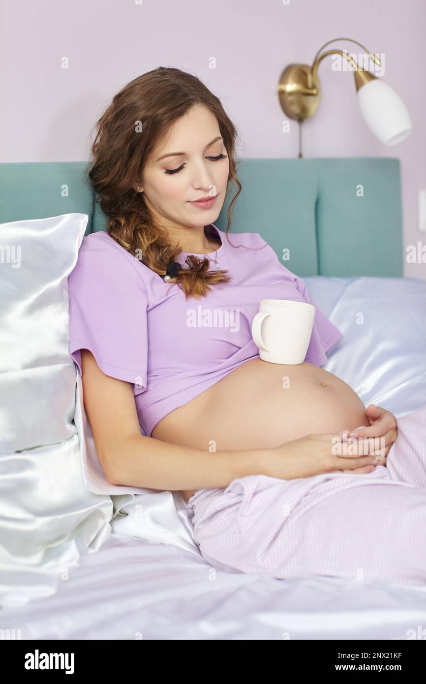 Linda Mujer Joven Embarazada Con Ropa Moderna En Habitación Blanca. El  Concepto De Maternidad Y Embarazo Foto de archivo - Imagen de casero,  bandera: 245032896