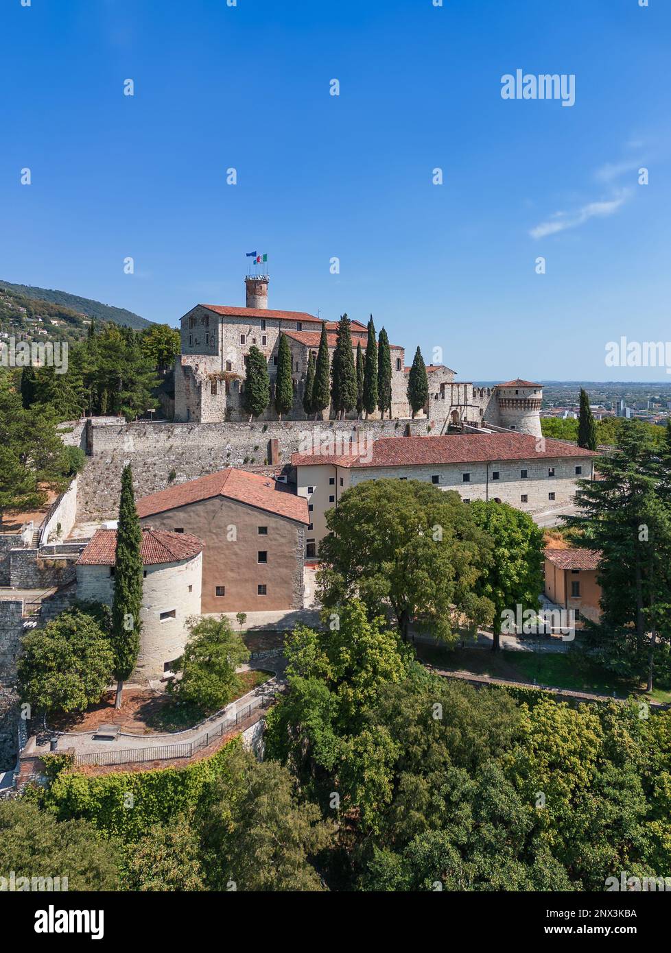 Vista panorámica vertical de la parte occidental del castillo histórico en la ciudad de Brescia. Lombardía, Italia Foto de stock