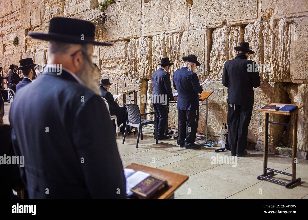 Hombre de oración, los hombres rezan en el Muro Occidental, el Muro de