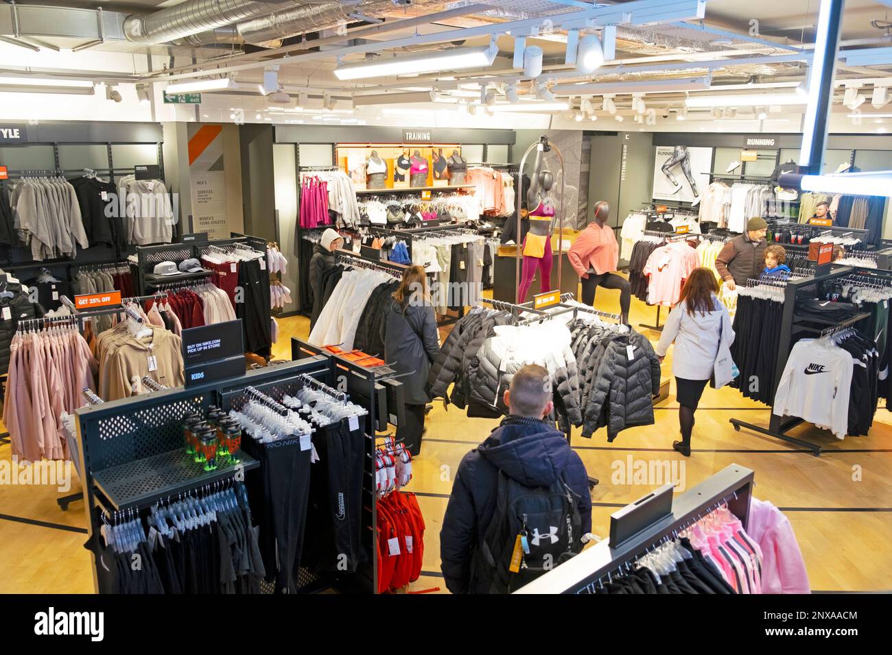 Interior de la tienda nike fotografías e imágenes de alta resolución - Alamy