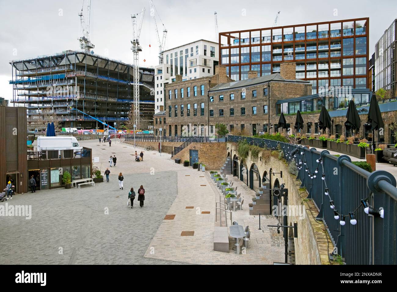 Vista desde las gotas de carbón Patio del nuevo edificio de oficinas de Google HQ King's Cross KGX1 en construcción Londres N1 Inglaterra Reino Unido Febrero 2023 KATHY DEWITT Foto de stock