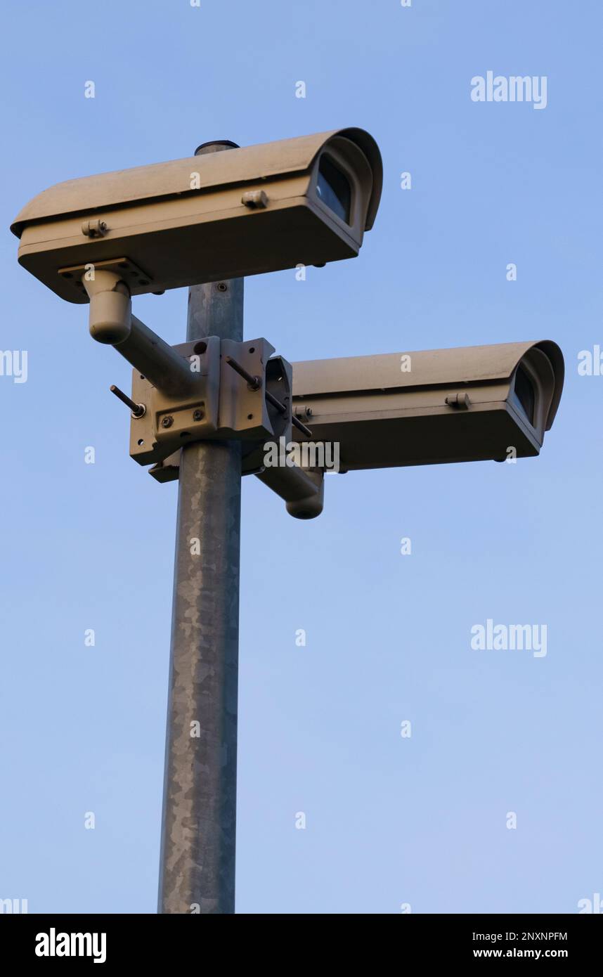 360 Grados De Cámaras De Vigilancia En Un Poste, El Cielo Azul