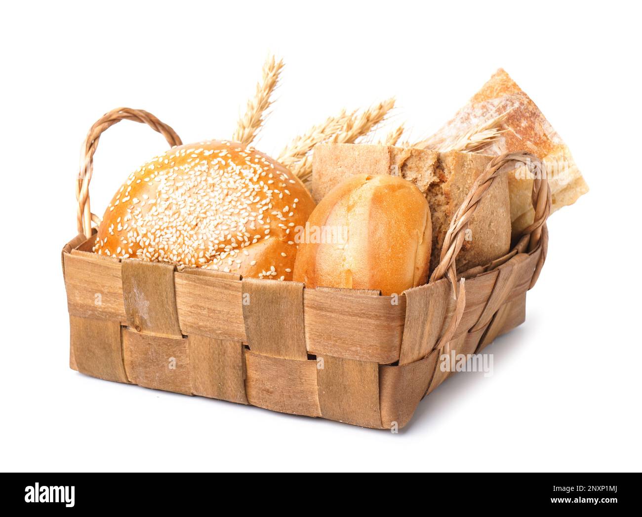 Cesta con panes de diferentes espigas de pan y trigo aisladas sobre fondo  blanco Fotografía de stock - Alamy