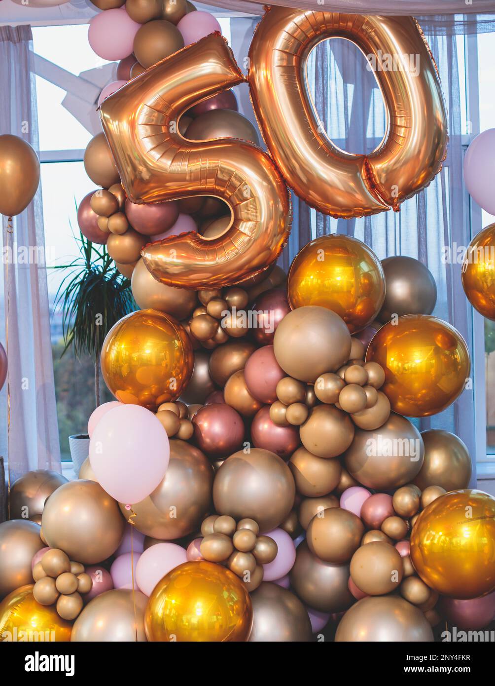 Número 50 dígitos globos, 50 años 50th aniversario de celebración del  evento, con globos de helio multicolor, decoración interior elem Fotografía  de stock - Alamy