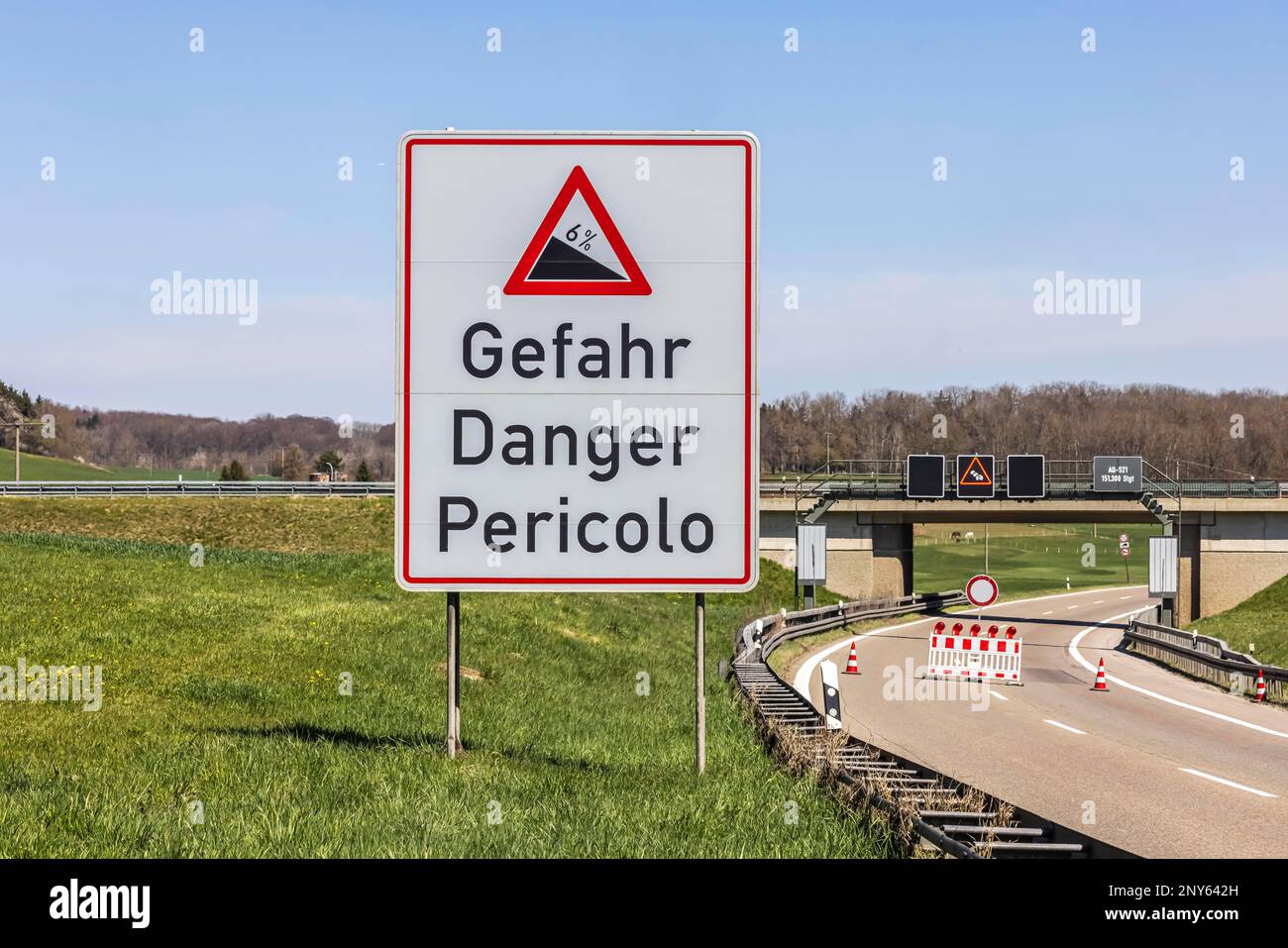 Bloqueo de carreteras en la autopista, foto de símbolo, pendiente de Drackenstein en la autopista A8. Por razones de topografía, los carriles direccionales pasan por dos Foto de stock