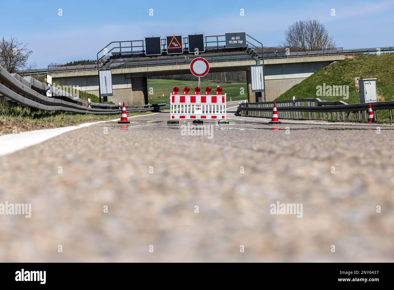 Bloqueo de carreteras en la autopista, foto de símbolo, pendiente de Drackenstein en la autopista A8. Por razones de topografía, los carriles direccionales pasan por dos Foto de stock