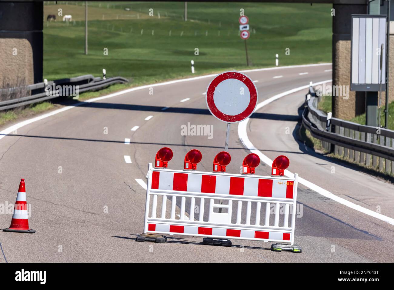 Bloqueo de carreteras en la autopista, foto de símbolo, pendiente de Drackenstein en la autopista A8. Por razones de topografía, los carriles direccionales pasan por dos Foto de stock