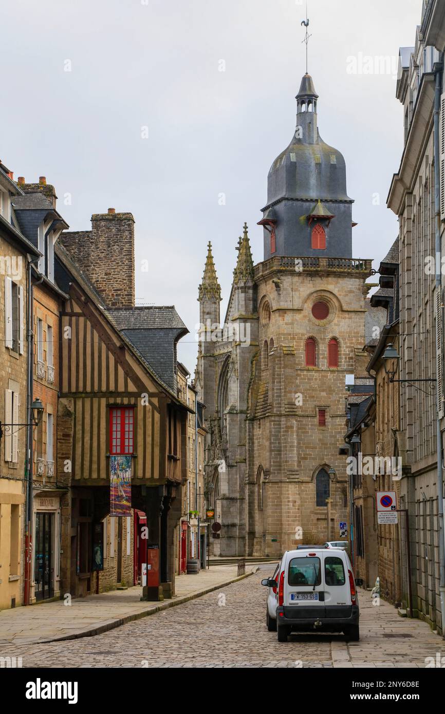 Iglesia de Saint-Leonard, ciudad antigua medieval de Fougeres, departamento de Ille-et-Vilaine, región de Bretagne Breizh, Francia Foto de stock