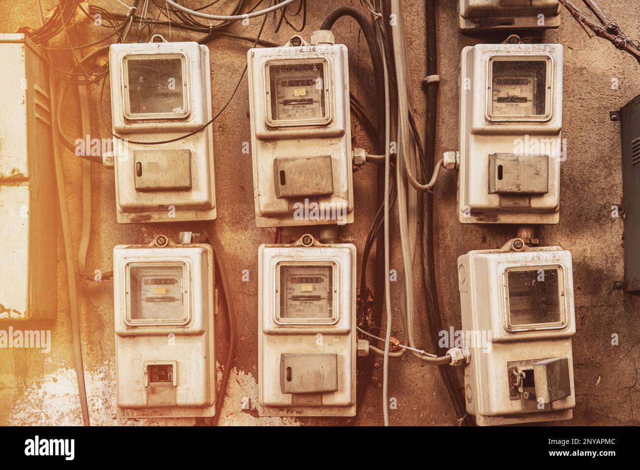 Una fila de destornilladores eléctricos en una junta de sombra, REINO UNIDO  Fotografía de stock - Alamy