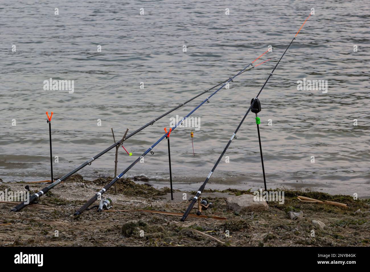 Primer plano de cañas de pescar en la playa del mar paisaje de la