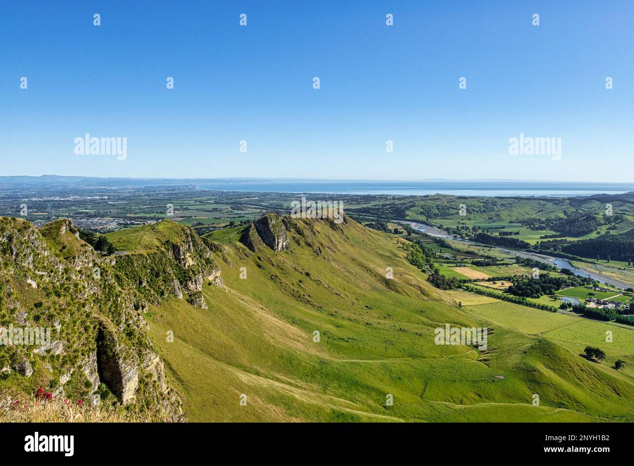 La vista desde Te Mata Peak hacia Hawke's Bay, Nueva Zelanda, en una buena mañana de verano. Foto de stock