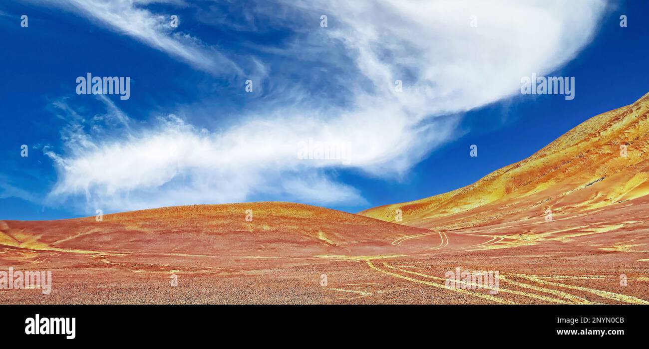 Amarillo rojo Colinas áridas secas coloridas en contraste con el cielo azul, nubes blancas esponjosas - Salar de Atacama, Chile Foto de stock