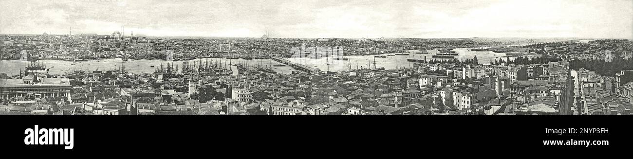 Una vista panorámica de Estambul (antes Constantinopla), Mármara, Turquía c. 1900. La capital en el noroeste de Turquía se extiende a lo largo del estrecho del Bósforo, entre Europa y Asia, el único paso del Mar Negro al Mediterráneo, en la confluencia del Mar de Mármara, el Bósforo y el Cuerno de Oro. Numerosas mezquitas e iglesias son visibles. Hay mucha actividad marítima. El Puente de Gálata (centro) se extiende por el Cuerno de Oro, inaugurado en 1875 y fue un pontón de construcción de madera y hierro. Esta vista es de un grabado largo / entresuelo impreso hecho de fotos unidas - una imagen vintage del siglo 19th / 20th. Foto de stock
